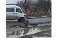У Луцьку чоловік посеред вулиці незаконно зливав нечистоти