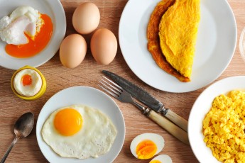 Вчені розповіли про небезпеку вживання яєць на сніданок