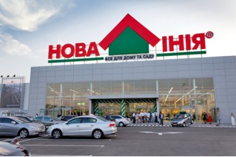 Попри сувору заборону через карантин у Луцьку продовжує працювати величезний гіпермаркет