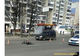 У Луцьку на проспекті автомобіль збив велосипедиста, чоловіка госпіталізували (фото)