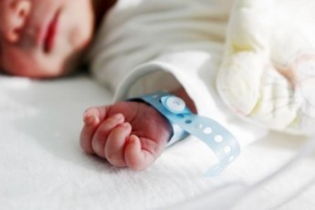 Госпіталізована з підозрою на коронавірус українка народила дитину, хлопчик – на карантині