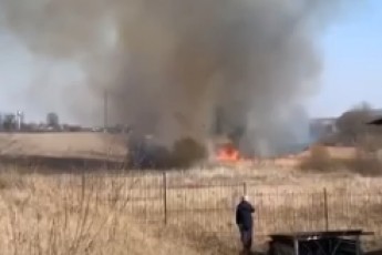 Під Луцьком − масштабна пожежа, вогонь підбирається до будинків (відео)