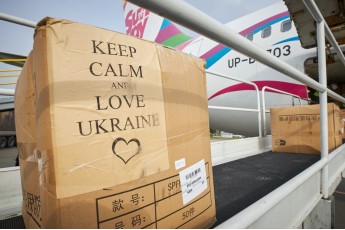 З Китаю в Україну прибув другий медичний вантаж: що привезли і куди доправлять