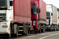 На західних пунктах пропуску стоять довгі черги з вантажівок