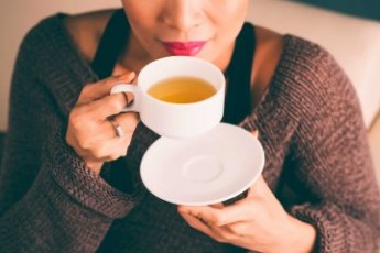Лікарі розповіли, чому не можна пити гарячий чай при вірусних захворюваннях