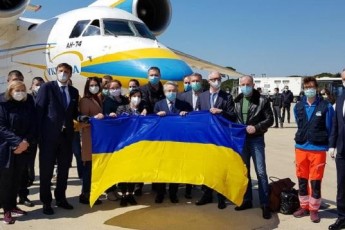 Мурашки по шкірі: відео зустрічі українських медиків у Неаполі вразило мережу