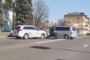 Погоня на Волині: водій буса наїхав на поліцейського (відео)