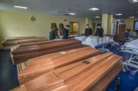 Труни вантажать ескалаторами, крематорії переповнені: у Італії через коронавірус не встигають ховати покійних (фото, відео)