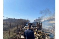 У місті на Волині через підпал сухої трави горів склад (фото, відео)