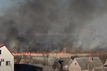 На околиці Луцька знову масштабна пожежа (фото, відео)