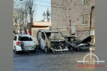 З'явилось відео пожежі у Луцьку, внаслідок якої вщент згоріли три авто