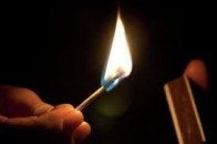 На Волині маленька дівчинка підпалила себе граючись