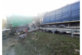 Кабіна повністю розтрощена: на Рівненщині фура на швидкості протаранила дві вантажівки (фото)
