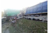 Кабіна повністю розтрощена: на Рівненщині фура на швидкості протаранила дві вантажівки (фото)