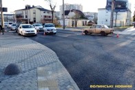 У Луцьку неадекватний водій скоїв потрійну аварію та втік з місця події (фото)