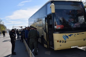 Черги автобусів: на кордоні з Угорщиною побільшало українців, які хочуть повернутися додому (фото)