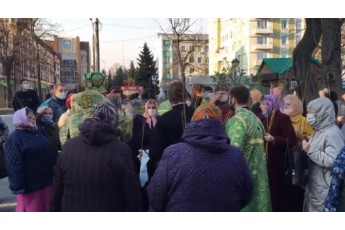 У центрі Рівного московські попи попри карантин провели масове освячення верби (відео)