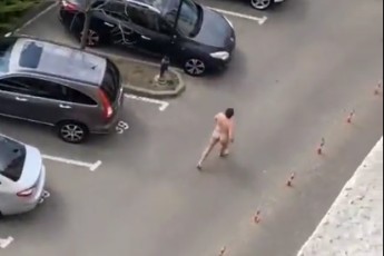 Повністю голий чоловік протестував проти коронавірусу в Києві (відео 18+)
