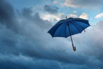 Пориви вітру та дощ: на Волинь суне негода