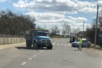 У селі під Луцьком зіткнулись вантажівка та два легковики, є потерпілі (відео)