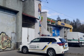 У Луцьку неадекват в маркеті їв продукти під час затримання