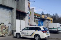 У Луцьку неадекват в маркеті їв продукти під час затримання