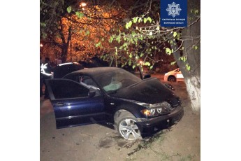 У Луцьку п'яний на BMW злетів з дороги та в'їхав у дерево (фото)