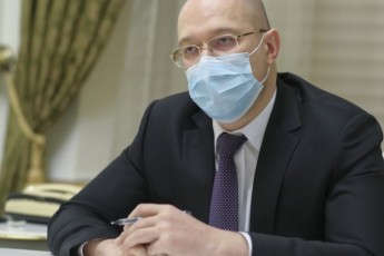 Щонайменше два роки: Шмигаль розповів, скільки часу українцям доведеться носити маски