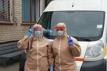 У селищі на Волині для лікарів на 3D-принтері друкують захисні екрани