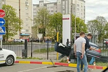 У Луцьку водій BMW переплутав педалі та влетів у паркан (фото)