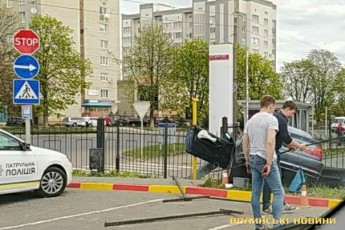 Небезпечний маневр: у мережі з'явилося відео ДТП за участі BMW у Луцьку