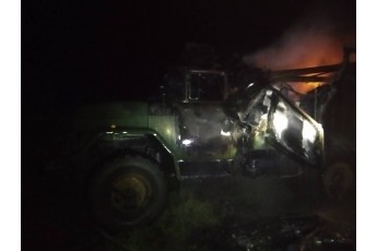 Внаслідок пожежі в автомобілі Міноборони загинув чоловік, інший отримав значні опіки (фото)