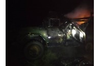 Внаслідок пожежі в автомобілі Міноборони загинув чоловік, інший отримав значні опіки (фото)