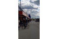 У Луцьку попри карантин до торгового центру стоять довжелезні черги (відео)