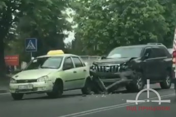 У Луцьку − подвійна ДТП, зіткнулись три авто, серед яких таксі (відео)