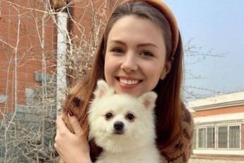 Українка разом зі своїм псом повернулась з Китаю додому (фото)