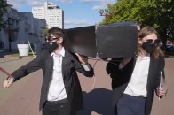 Танець з труною: у Білорусі затримали молодих активістів під час репетиції параду (відео)