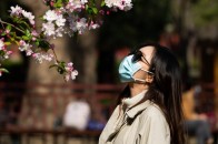 Пом'якшення карантину: українцям дозволили збиратися більшими групами на вулиці та в кафе