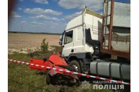 Загинули страшною смертю: вантажівка розчавила легковик із чоловіком та його 5-річним сином на Рівненщині (фото, відео)