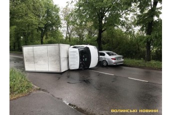 У Луцьку − ДТП: від удару вантажівка 