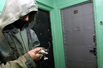 У Луцьку злодії в масках пограбували квартиру, поки господарі спали (фото/відео)