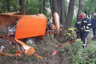 На Волині Мерседес злетів з дороги: пасажирів вирізали із понівеченої автівки