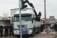 На Старому ринку у Луцьку розпочався демонтаж незаконно встановлених конструкцій (фото)