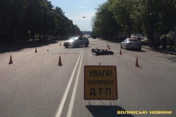 Грубо порушив правила: у Луцьку зіткнулись автомобіль та мотоцикл, є постраждалі