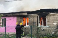 У місті на Волині – масштабна пожежа: горить колишній гуртожиток (фото/відео)