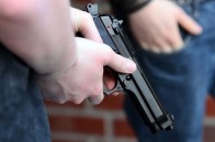 Посеред вулиці у Луцьку в чоловіка вилучили зброю