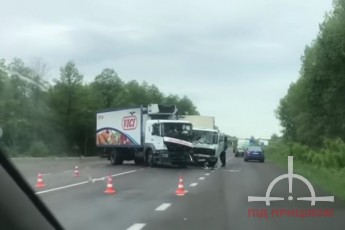 На Волині – ДТП: зіткнулися дві вантажівки (відео/фото)