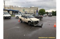 У Луцьку на перехресті зіткнулися бус та легковик (фото, відео)