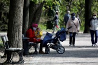 Дозволили ходити без масок: у Польщі істотно послабили карантин