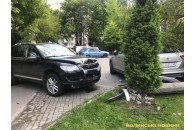 У Луцьку легковик в'їхав у припарковане авто та збив стовп (фото)